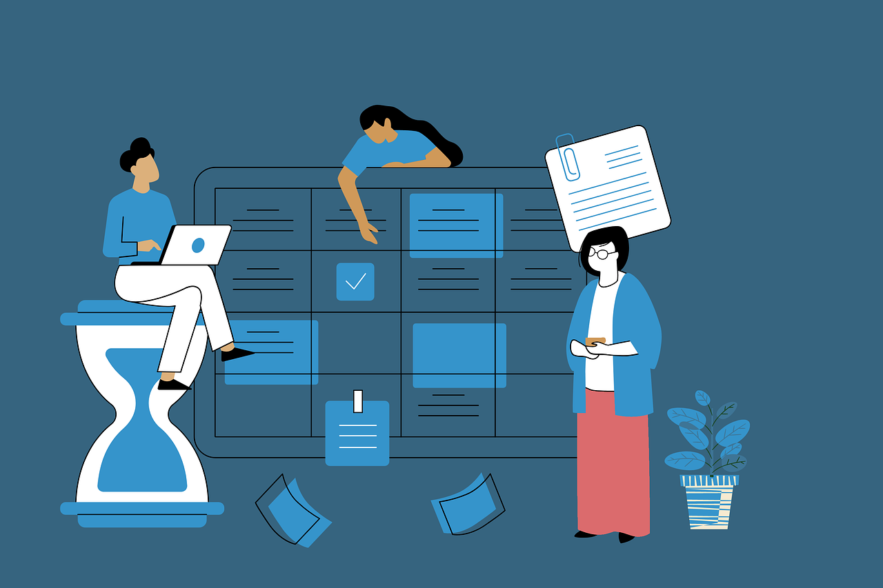 Equipo organizando tareas y contenidos digitales sobre un calendario visual de marketing